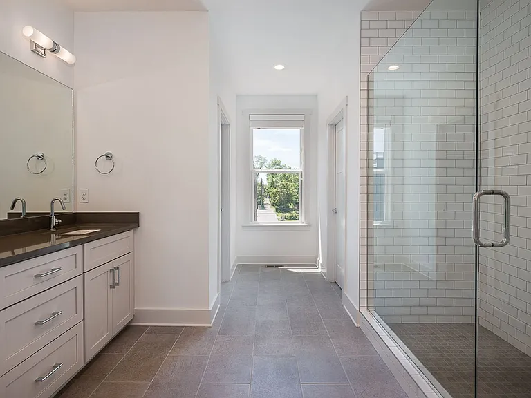 900 Meridian St — Photo 10