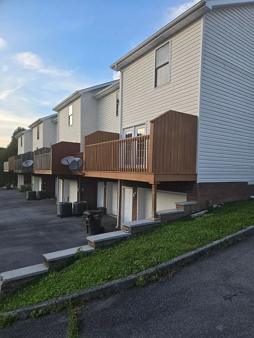 Spacious 2-Bedroom Townhome End Unit with Private Deck & Garage — Photo 2