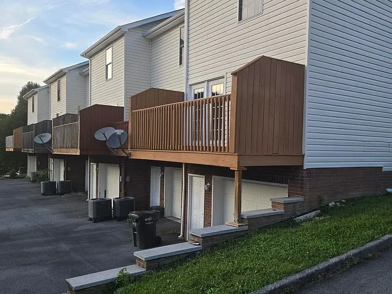 140 Amanda Ln — Photo 2