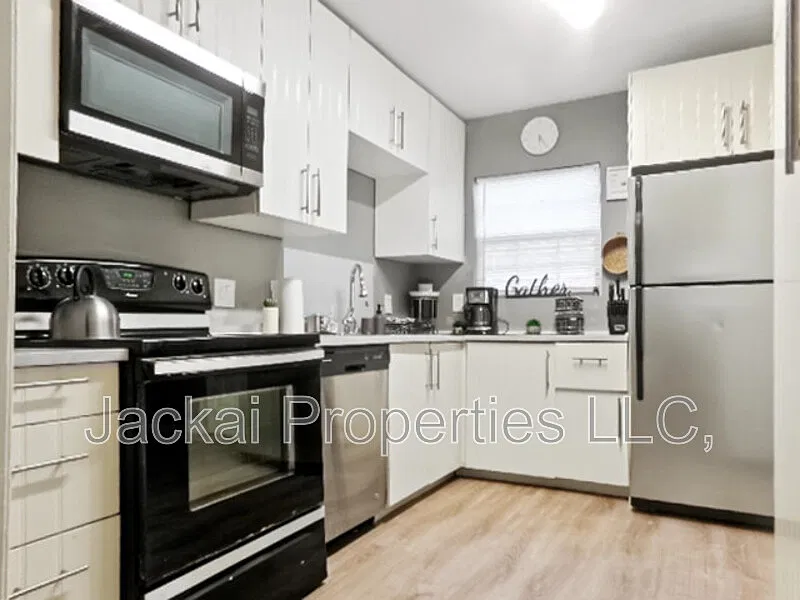 1 bed, 1.0 bath, $325 — Photo 4