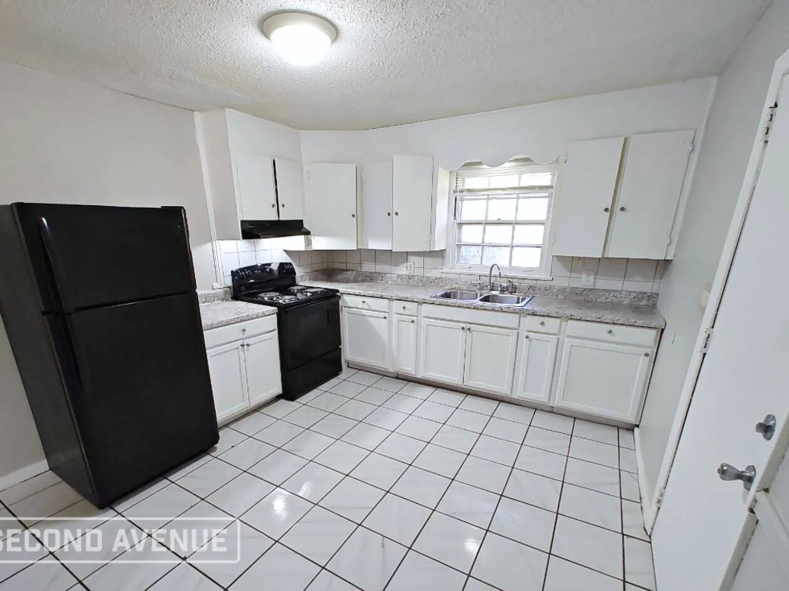 3 bed, 1.0 bath, 1199 sqft, $995 — Photo 2