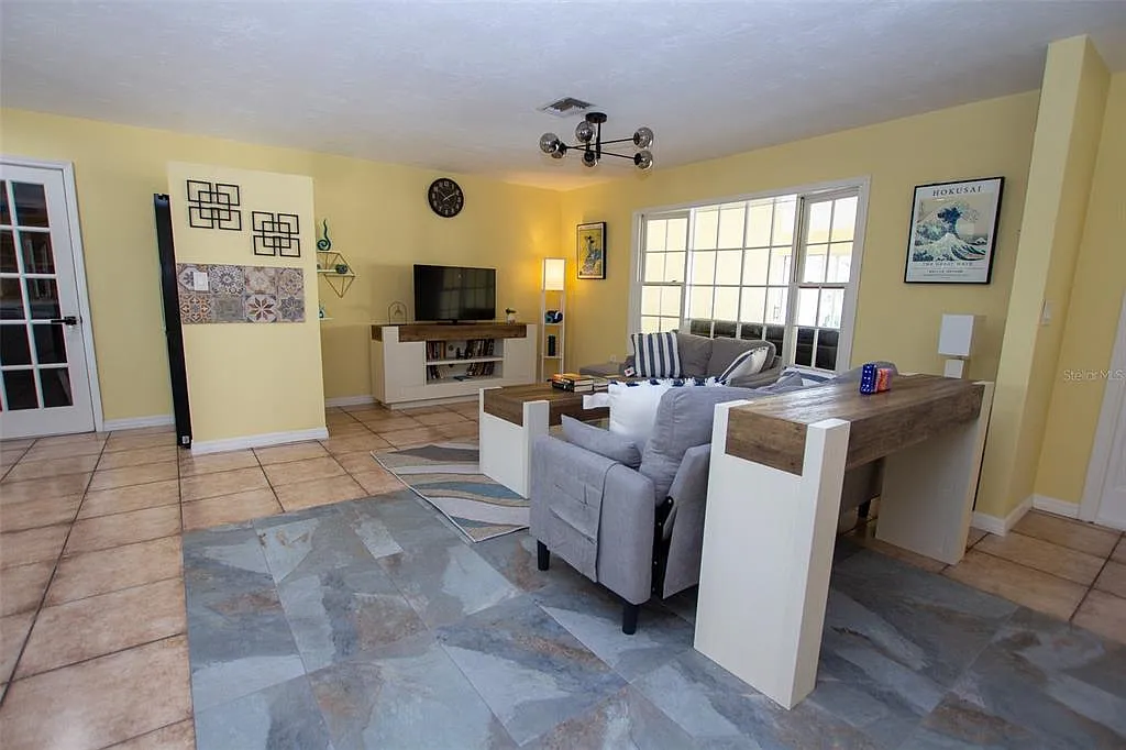 3 bed, 2.0 bath, 2125 sqft, $1,095 — Photo 4