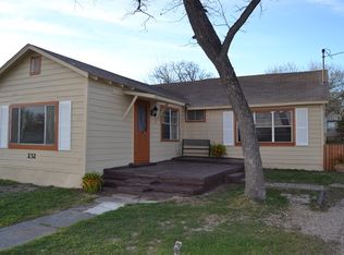 232 E Doughty St, Uvalde, TX 78801