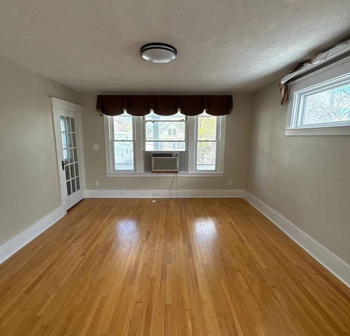 3 bed, 1300 sqft, $1,600 — Photo 3