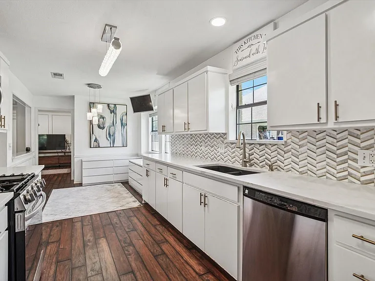 4436 Emerson Dr — Photo 3