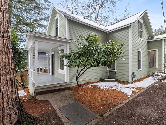 4th image of 698 Ashland St