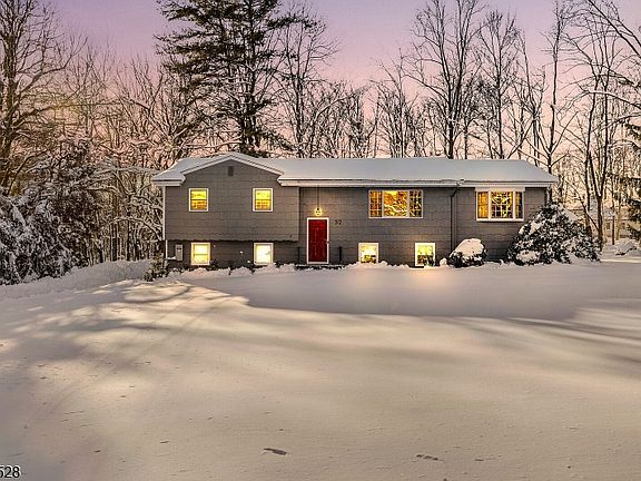 2nd image of 52 Valleyview Rd