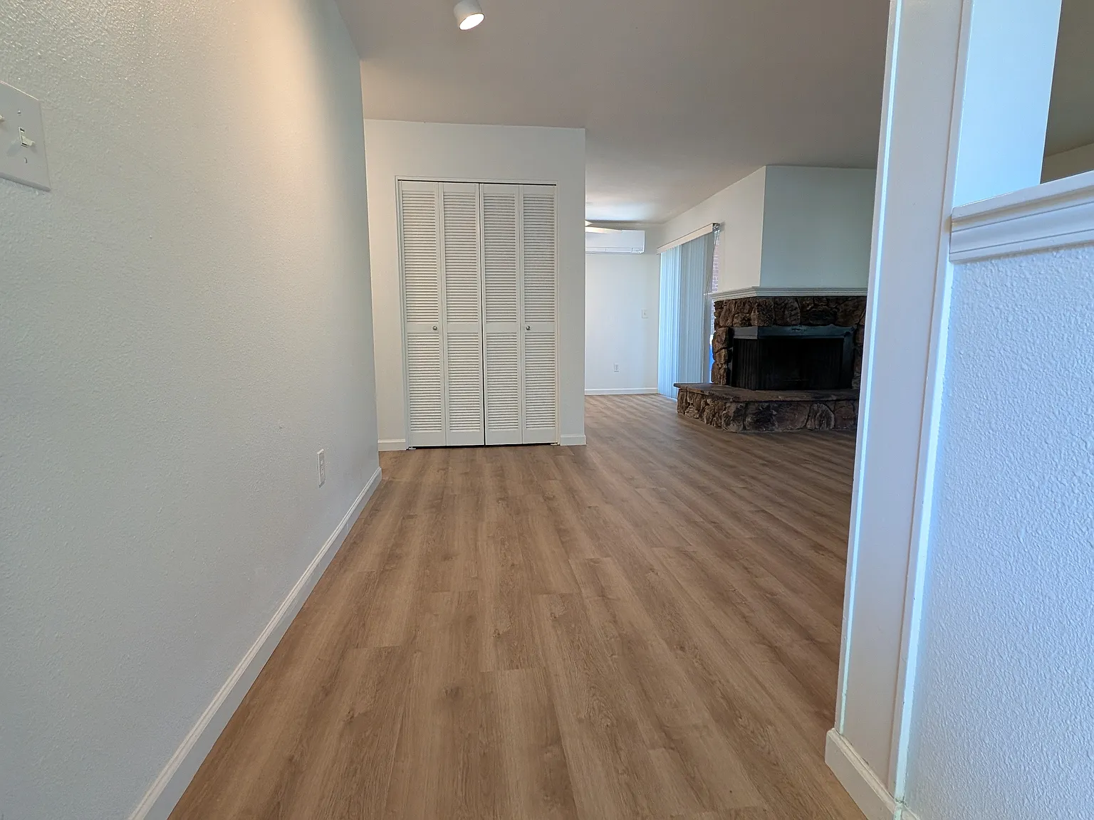 2 bed, 1200 sqft, $2,400 — Photo 2