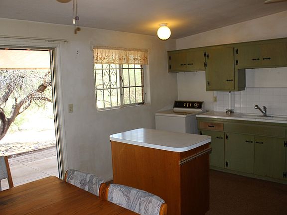 Kitchsen & Dining Area