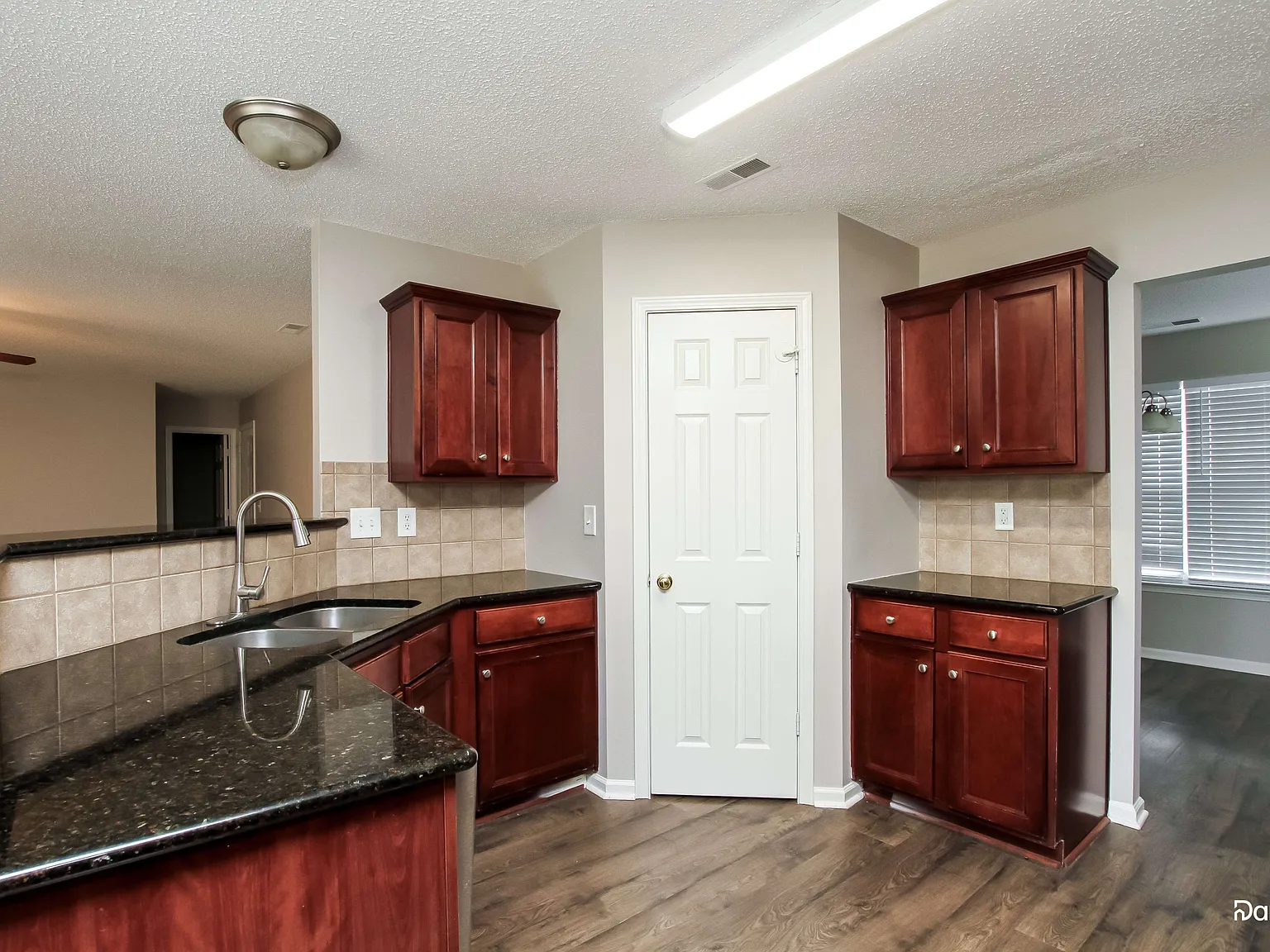 3 bed, 2.5 bath, 2419 sqft, $1,980 — Photo 2