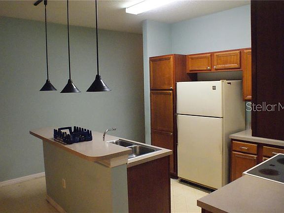 5th image of 523 Brighton Ct
