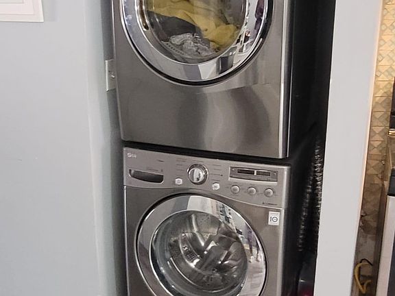 Washer dryer on premises.