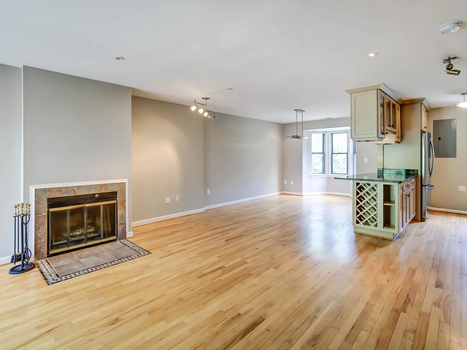 3 bed, 2.5 bath, 1279 sqft, $5,850 — Photo 2
