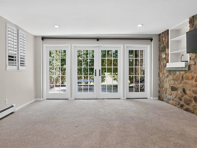 1058 Plandome Rd — Photo 3