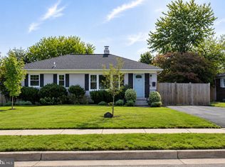 1015 Woods Pl, Alexandria, VA 22302