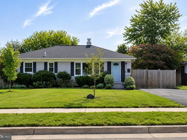 1015 Woods Pl, Alexandria, VA 22302