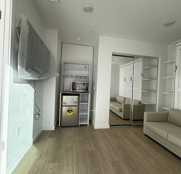 2539 Warner St S — Photo 1