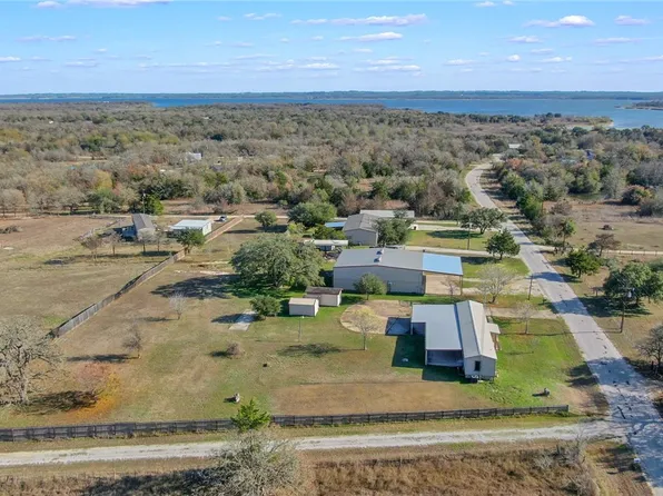 1901 Lakeview Dr, Somerville, TX 77879