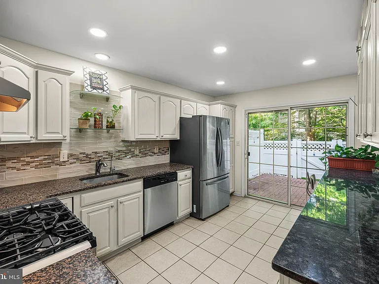 8 Henry Ct — Photo 7