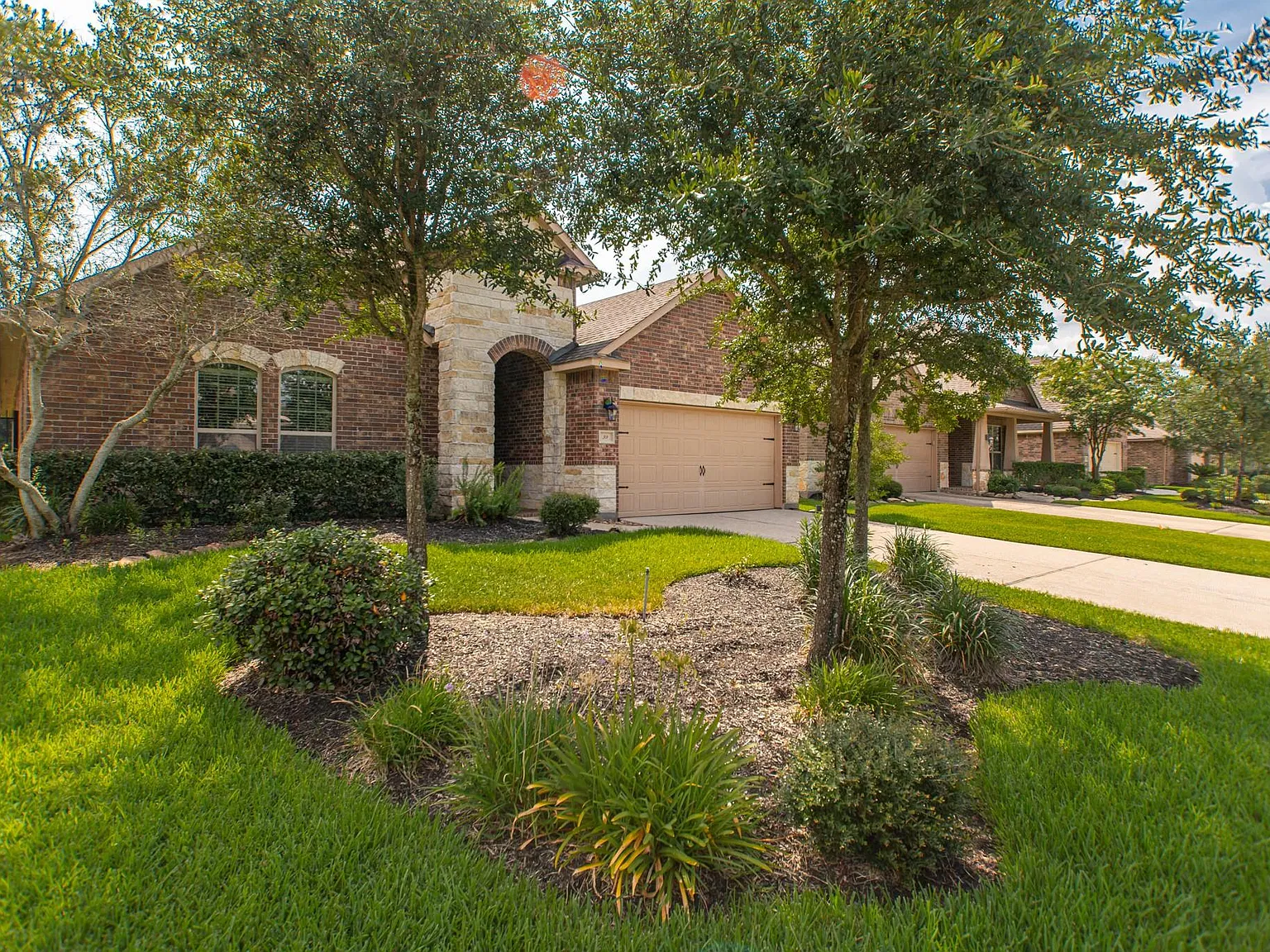 4 bed, 2.0 bath, 2443 sqft, $3,200 — Photo 3