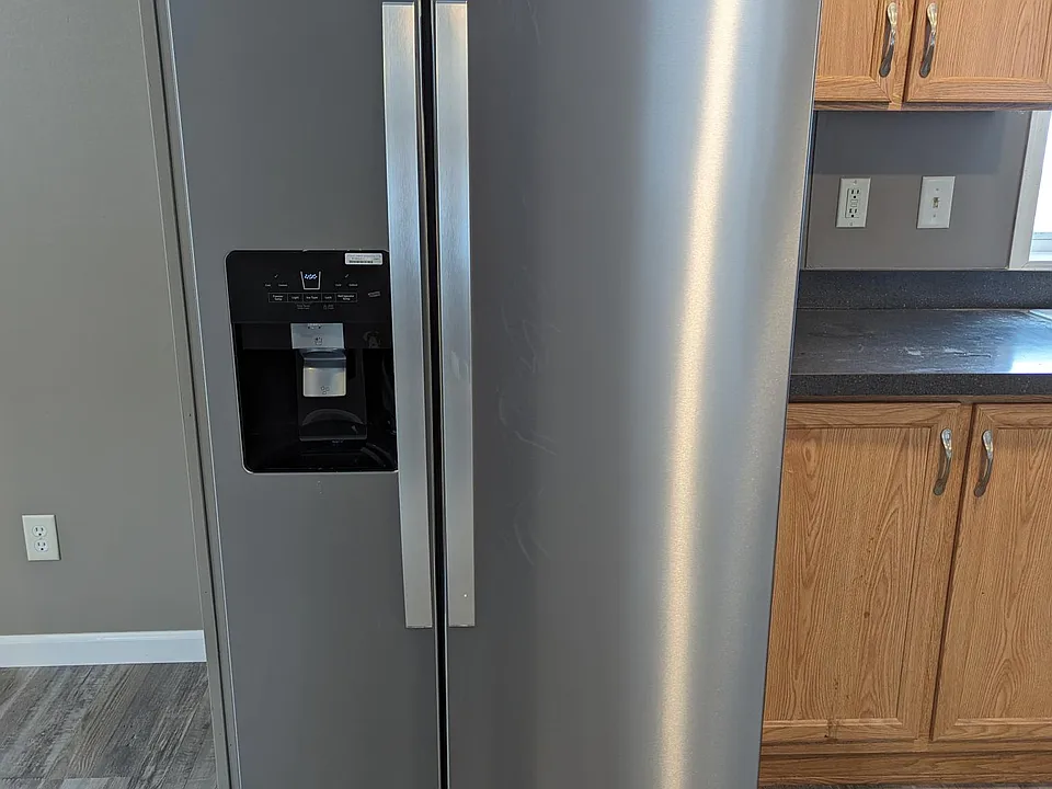 Side by side refigerator with icemaker