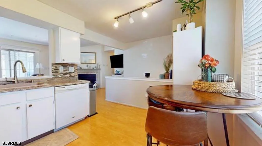 2 bed, 2.0 bath, $2,150 — Photo 2