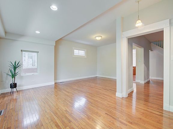 3rd image of 904 Thomas Ave