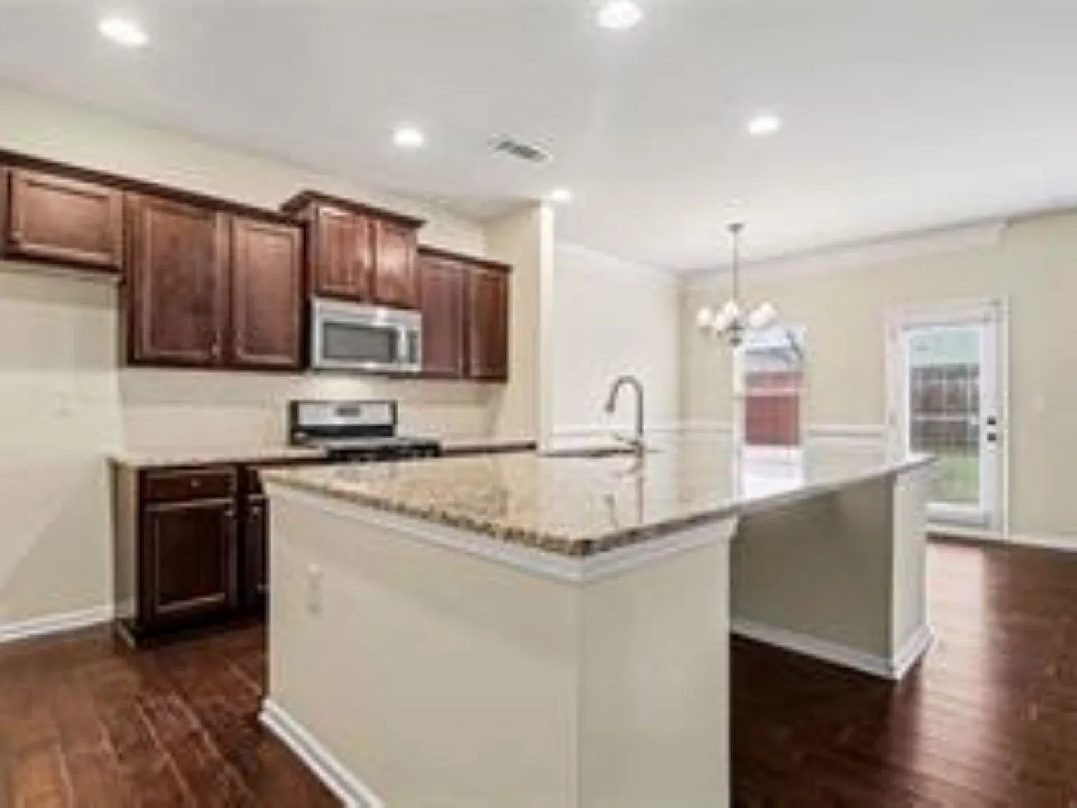 3 bed, 2.5 bath, 2180 sqft, $2,150 — Photo 2