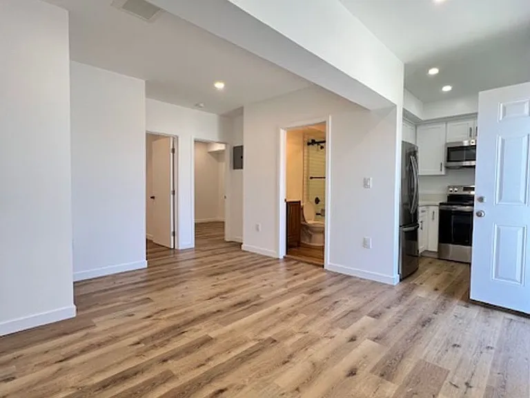 140 W Hyde Park Blvd — Photo 3