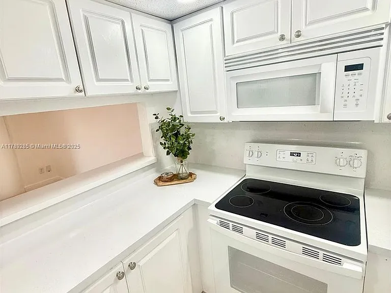 984 W 40th St — Photo 3