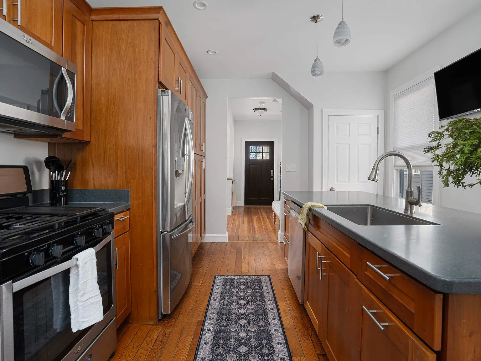 3 bed, 1300 sqft, $3,850 — Photo 3