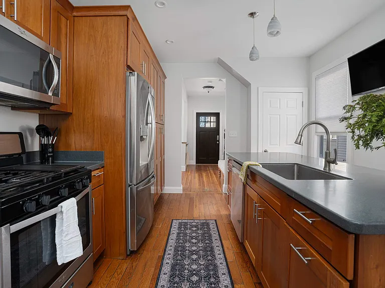 11 Atlantic St — Photo 3