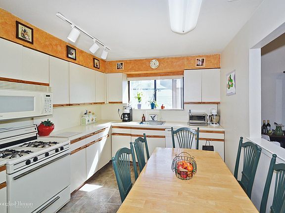 2nd image of 834 Salisbury Park Dr