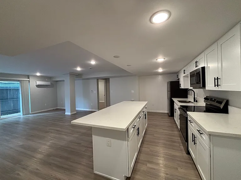 1635 North Martel Avenue — Photo 38