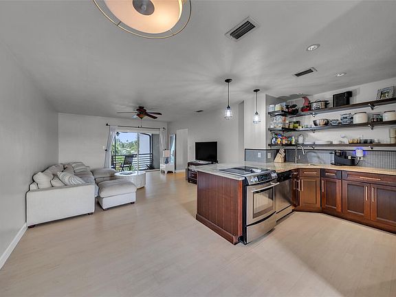 4th image of 1535 SE 15TH Street #305