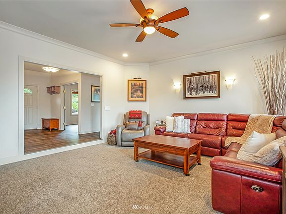 5th image of 10946 Chaucer Street SE