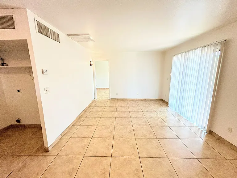 437 E Delano St — Photo 11
