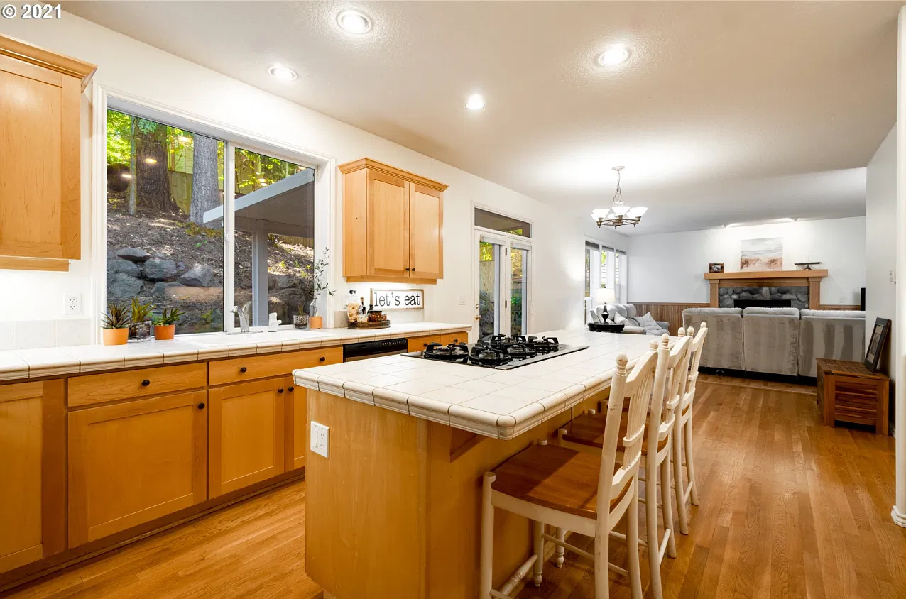 4 bed, 2.5 bath, 2655 sqft, $3,690 — Photo 4
