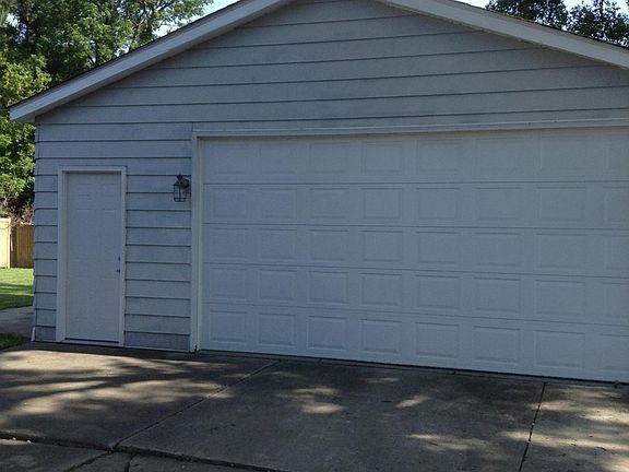 2 1/2 garage with 8' garage door