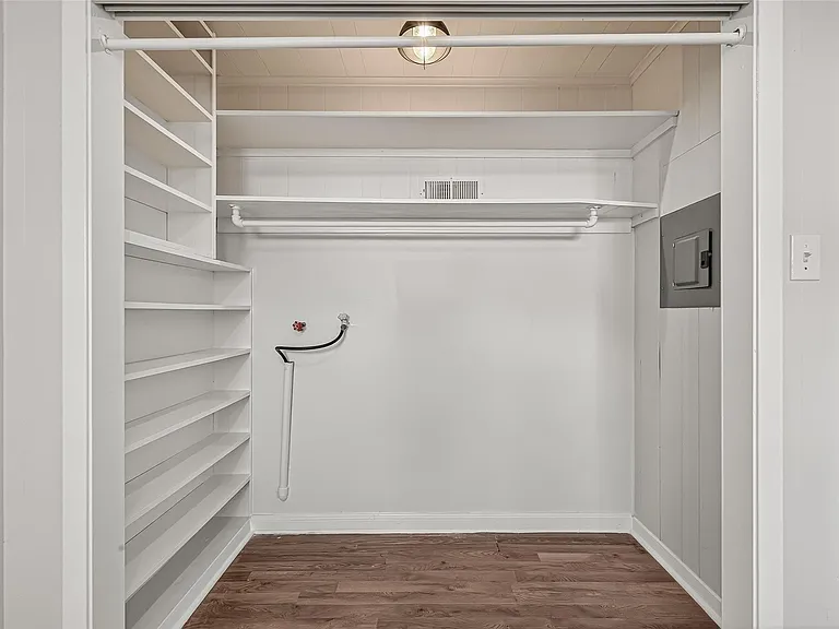 714 E Humble St — Photo 14