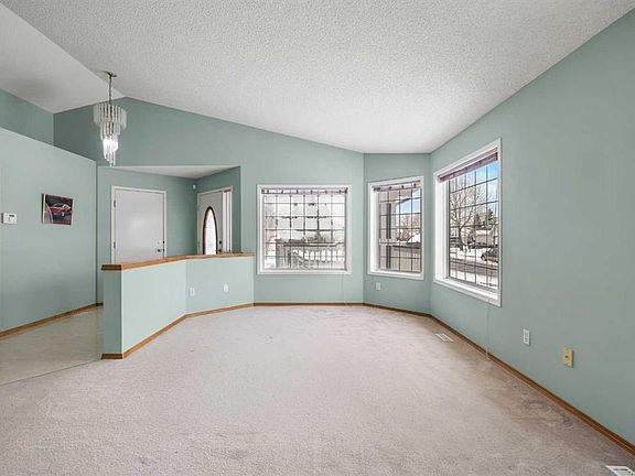 3rd image of 302 SE Arbour Ridge Park NW