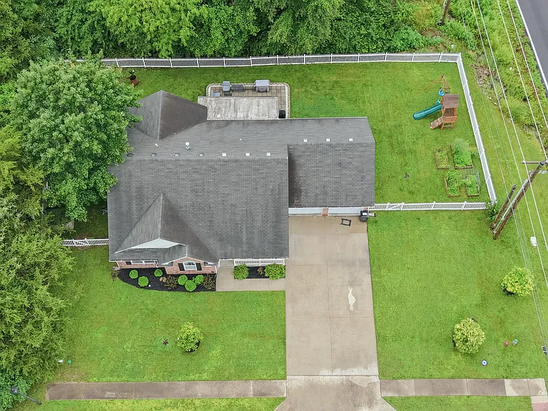 209 Norwich Dr — Photo 32