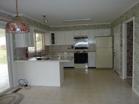 4th image of 1272 Lakeview Dr