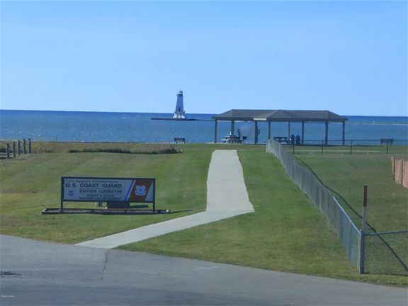 5th image of 215 S Lakeshore Dr
