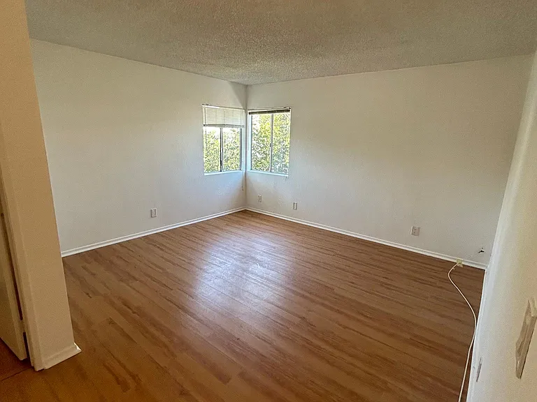 5320 Whitsett Ave #8 — Photo 10