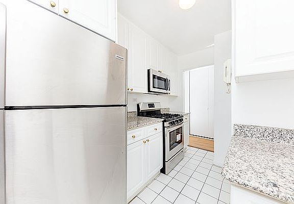 4th image of 401 E 89th St APT 5M