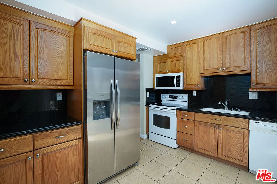 2 bed, 2.0 bath, 1222 sqft, $4,350 — Photo 4