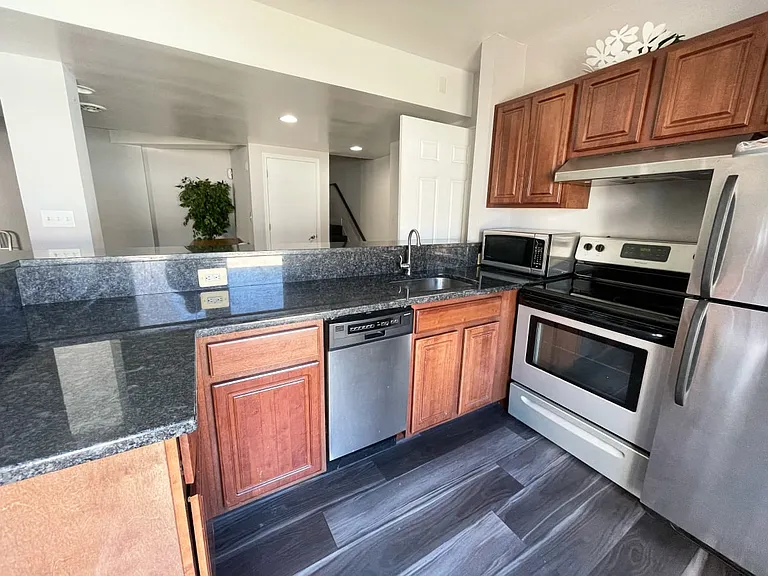 Blue Ridge Crossing Apartments & Townhomes — Photo 7