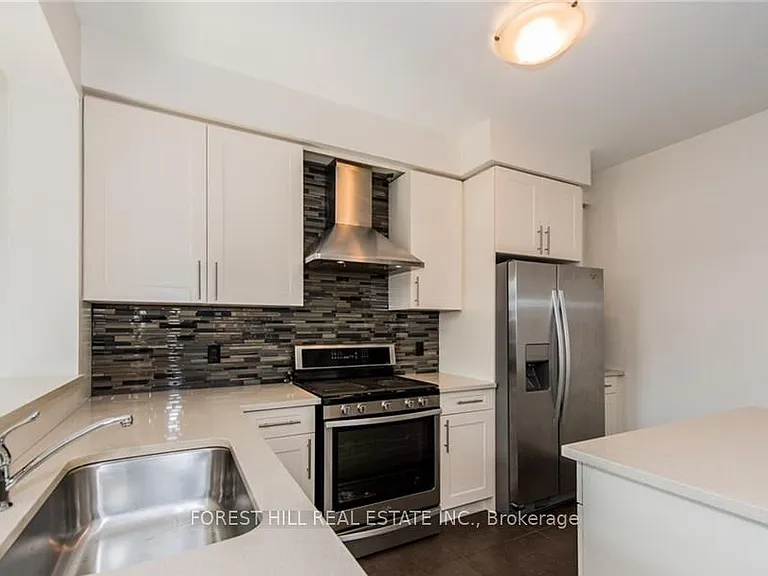 70 Hanson Cres — Photo 8