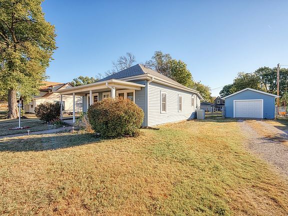 5th image of 1009 N Grand Ave